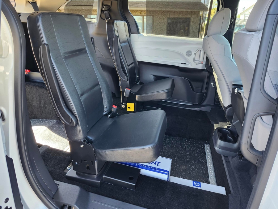 New 2026 Toyota Sienna Hybrid LE - Vantage Mobility Commercial Rear Entry Fold Out Manual Ramp