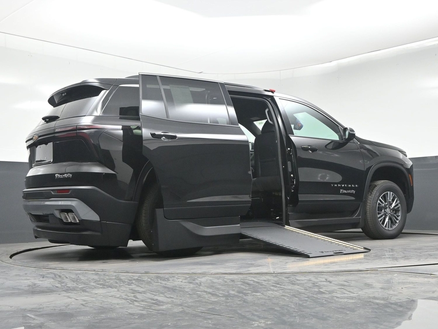 New 2026 Chevrolet Traverse 1LT - BraunAbility Side Entry In Floor Automatic Ramp