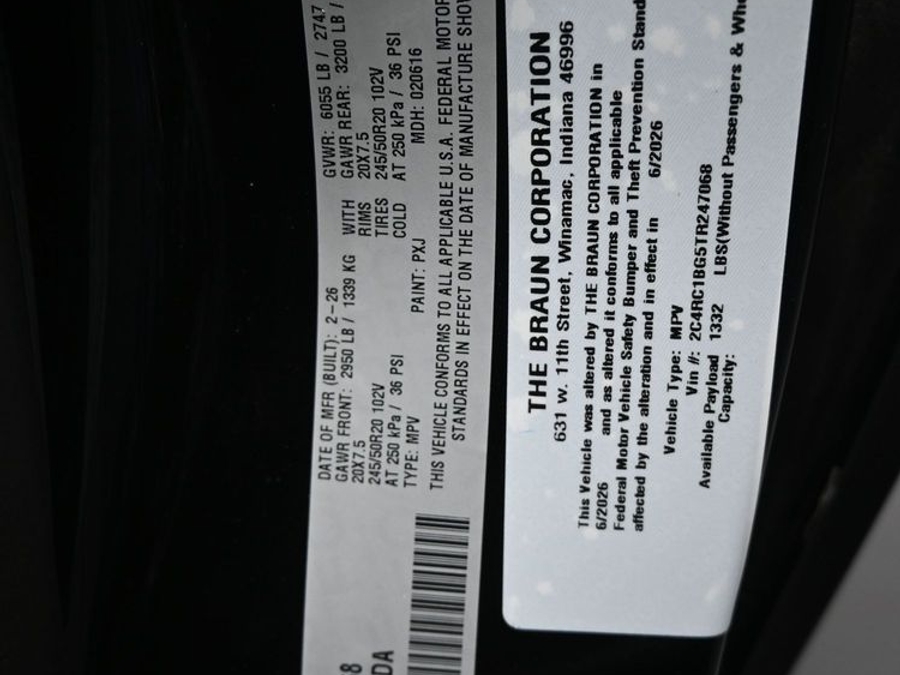 Black Chrysler Pacifica image number 14