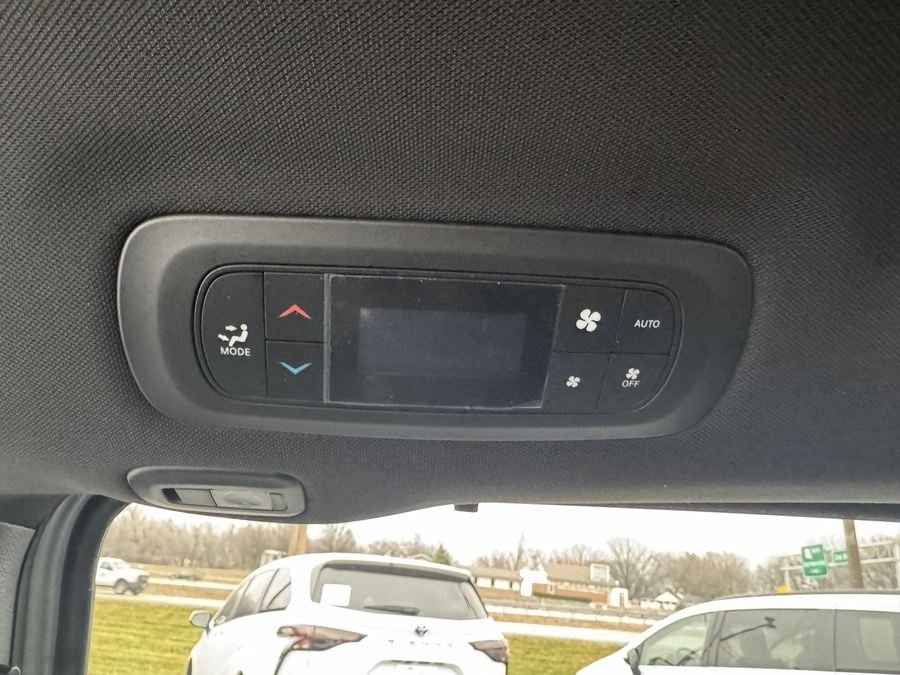 Silver Chrysler Pacifica image number 4