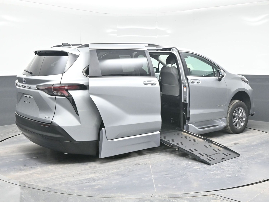 New 2025 Toyota Sienna Hybrid XLE Plus - BraunAbility Side Entry Entry Fold Out Automatic Ramp