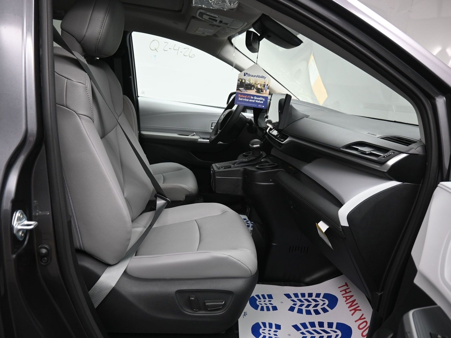 Grey Toyota Sienna image number 8