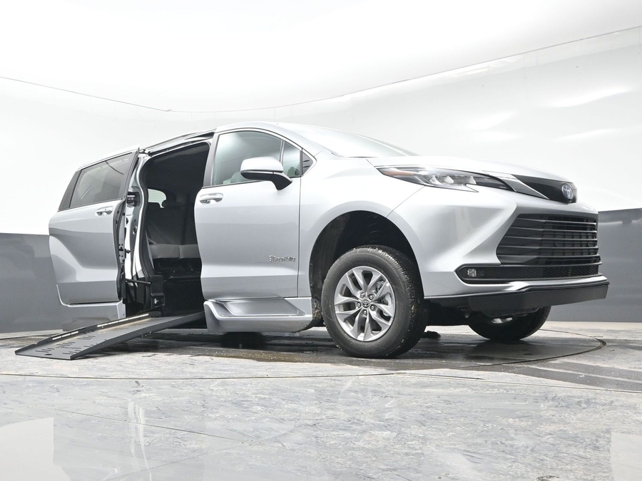 New 2025 Toyota Sienna Hybrid XLE Plus - BraunAbility Side Entry Entry Fold Out Automatic Ramp
