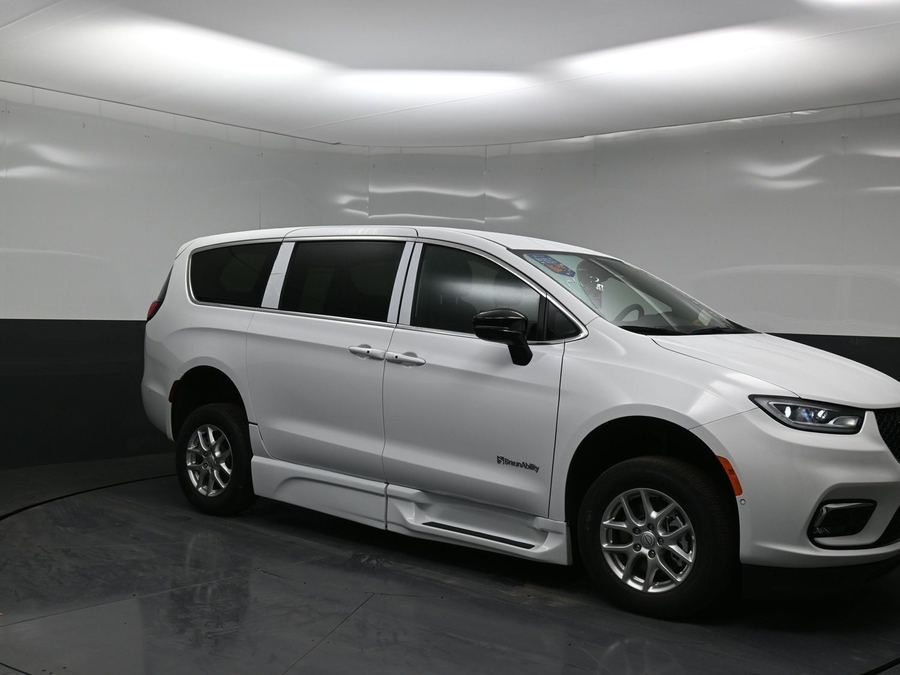 New 2025 Chrysler Pacifica Select Safety - BraunAbility Side Entry Entry Fold Out Automatic Ramp