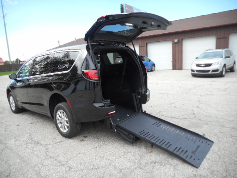 Black Chrysler Pacifica image number 19
