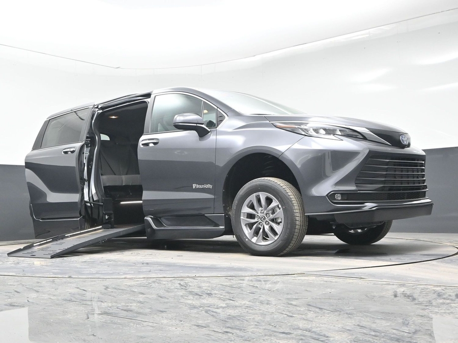 Grey Toyota Sienna image number 13