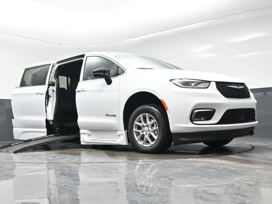 White Chrysler Pacifica image number 15