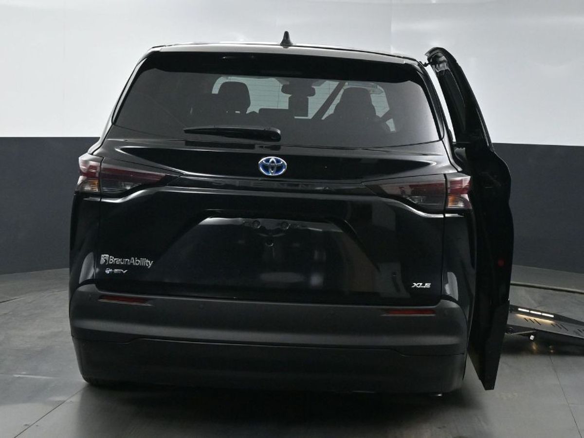 Black Toyota Sienna image number 5