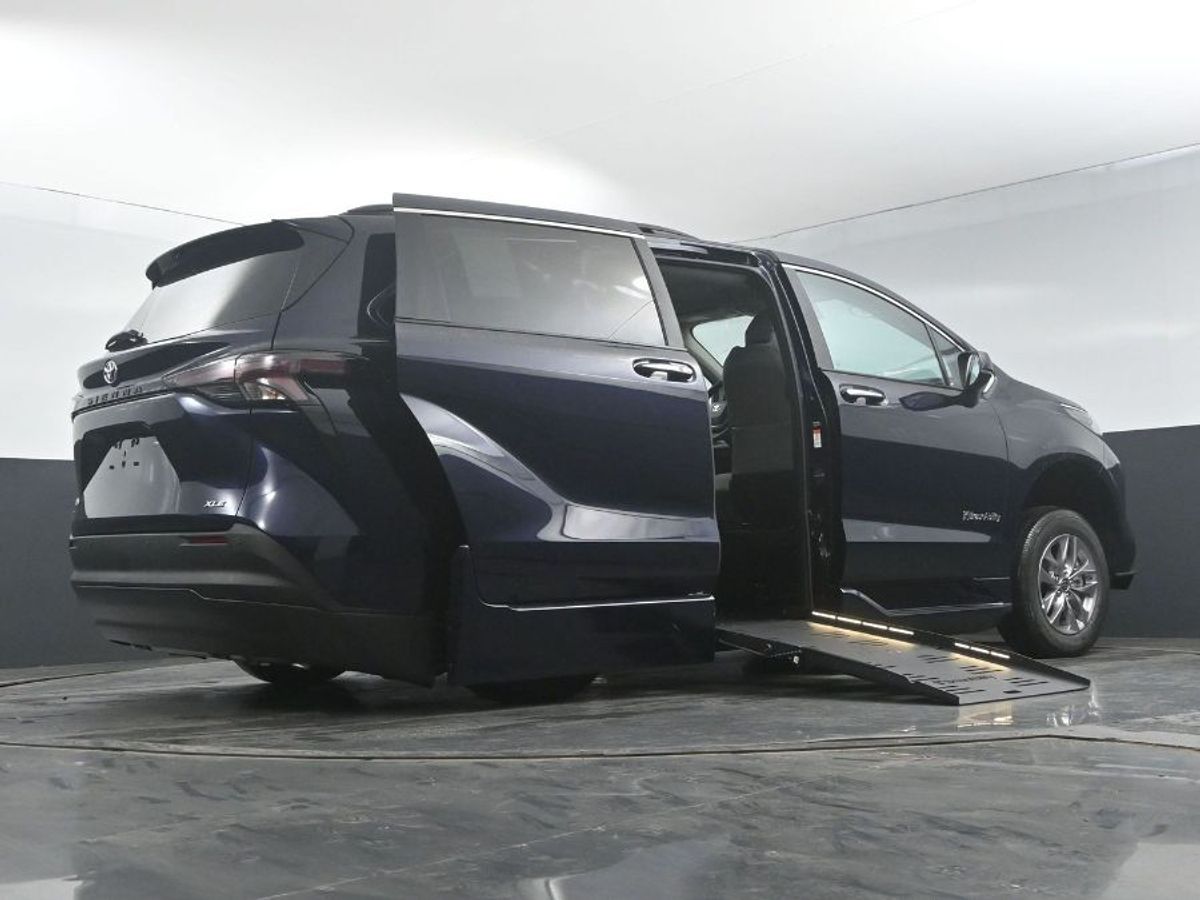 2025 TOYOTA SIENNA - Image 13