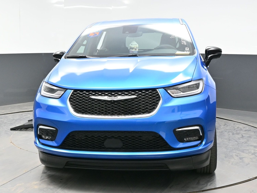 Blue Chrysler Pacifica image number 1