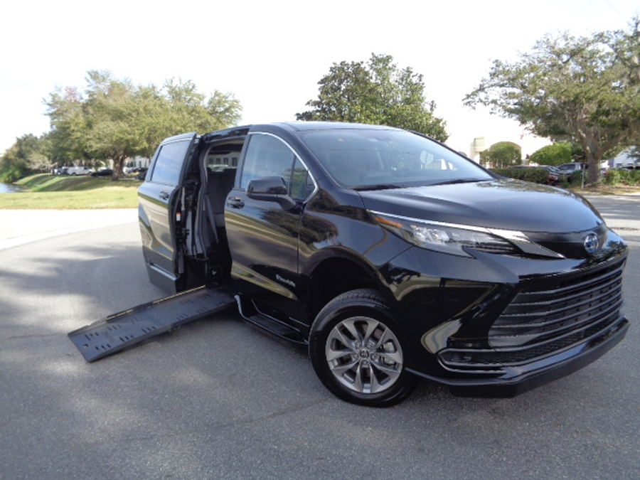 Used 2024 Toyota Sienna Hybrid LE - BraunAbility Side Entry Entry Fold Out Automatic Ramp