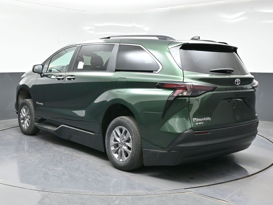 New 2026 Toyota Sienna Hybrid XLE Base - BraunAbility Side Entry Fold Out Automatic Ramp