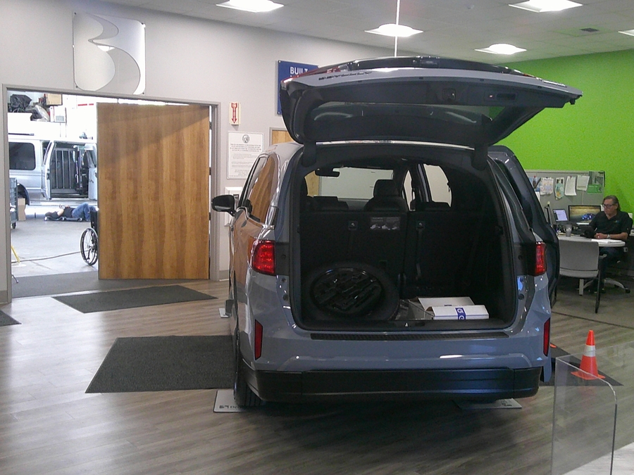 Grey Honda Odyssey image number 12