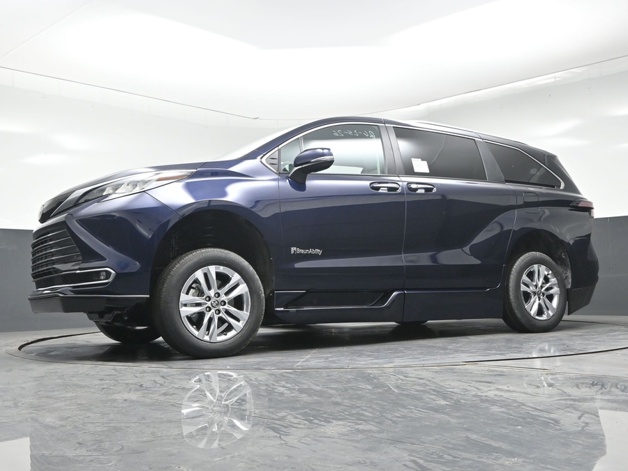 New 2026 Toyota Sienna Hybrid Limited - BraunAbility Side Entry In Floor Automatic Ramp