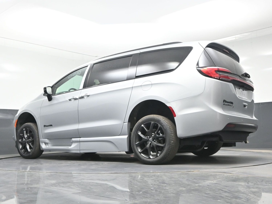 Silver Chrysler Pacifica image number 18