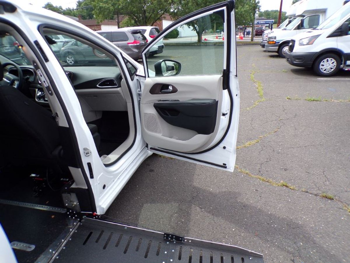 White Chrysler Voyager image number 6