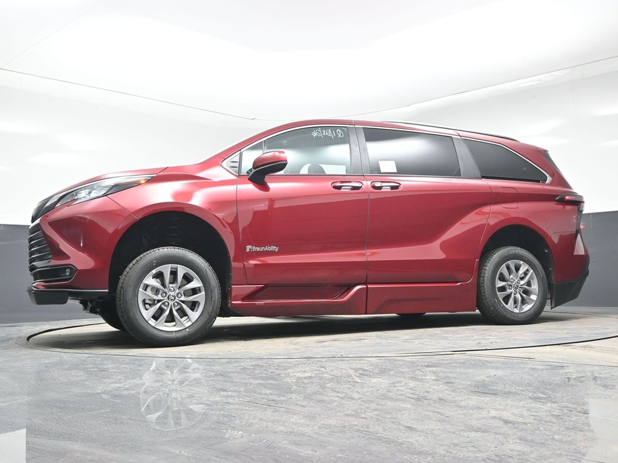 New 2025 Toyota Sienna Hybrid XLE Plus - BraunAbility Side Entry Entry Fold Out Automatic Ramp