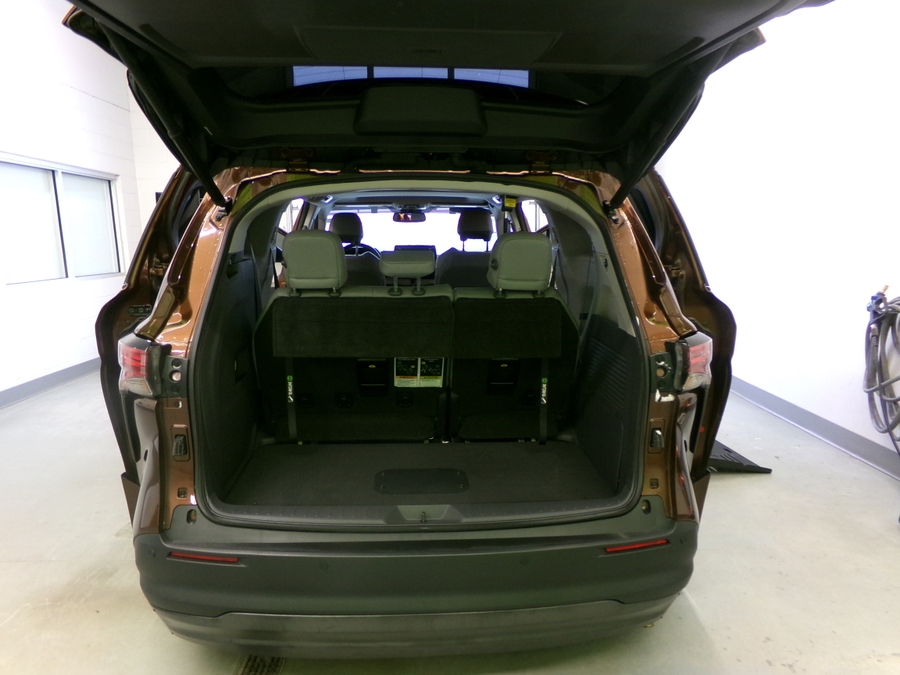 Orange Toyota Sienna image number 14