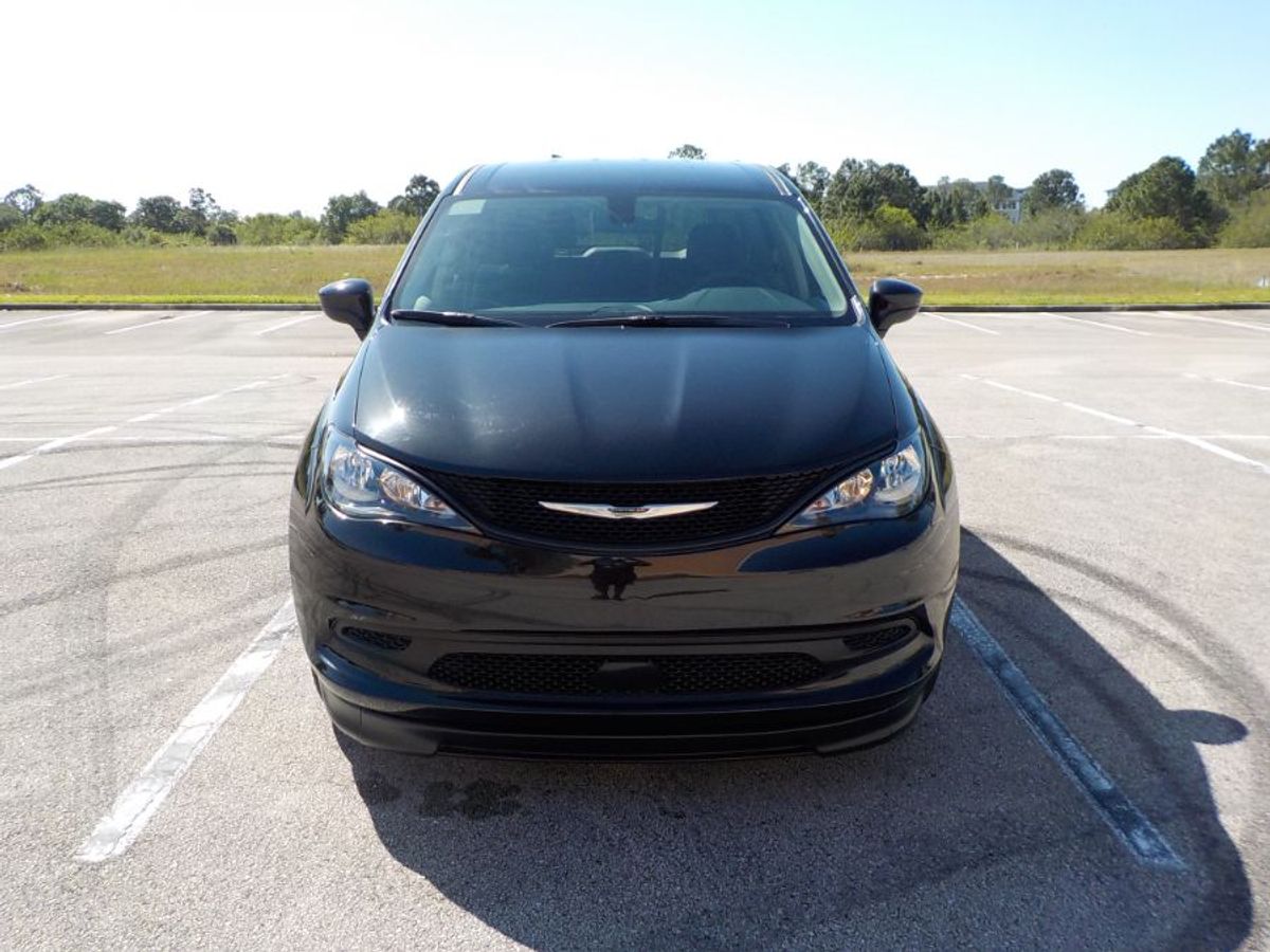 Black Chrysler Voyager image number 24