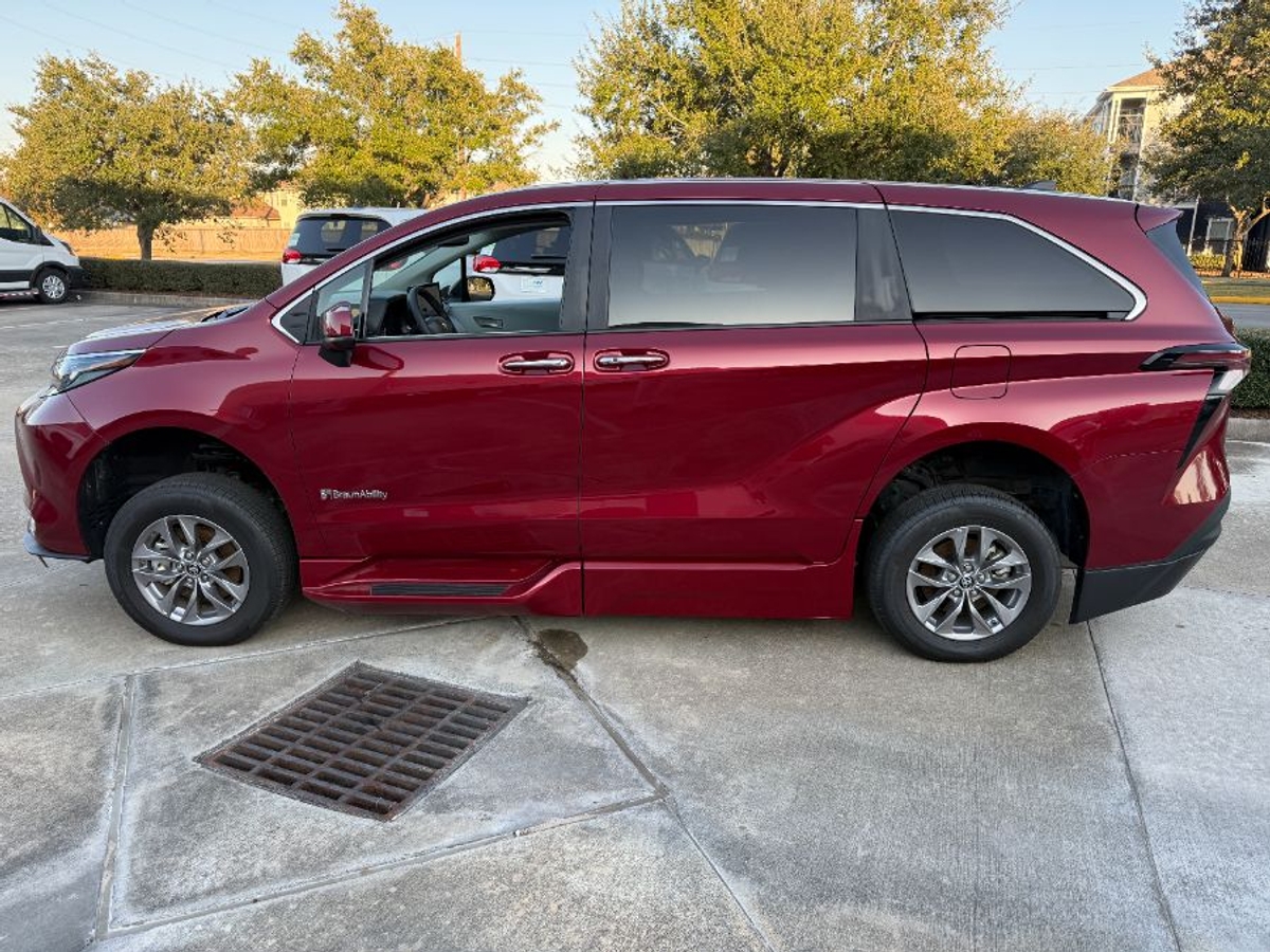 2025 TOYOTA SIENNA - Image 6