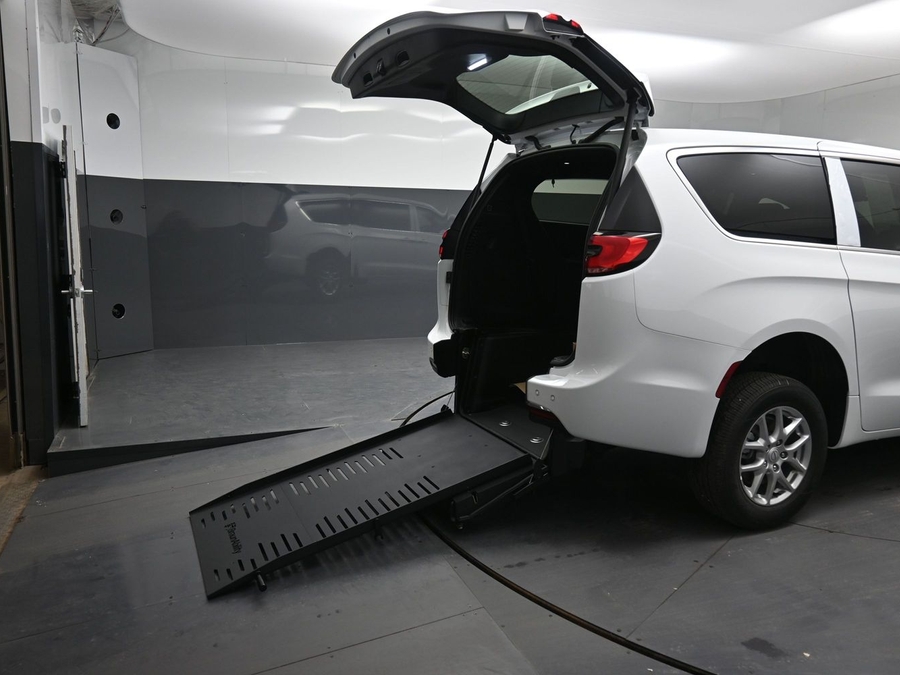 White Chrysler Pacifica image number 10