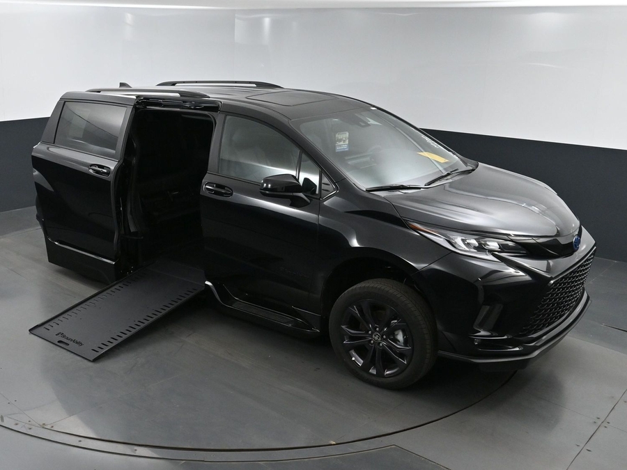 New 2025 Toyota Sienna Hybrid XSE Sport - BraunAbility Side Entry Entry In Floor Automatic Ramp