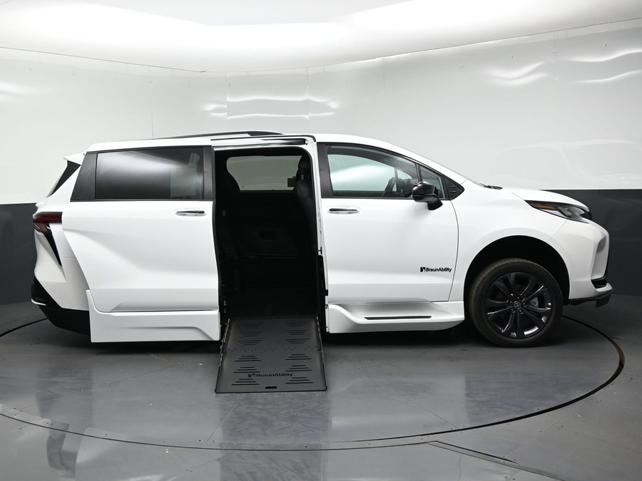 New 2026 Toyota Sienna Hybrid XSE Sport - BraunAbility Side Entry Fold Out Automatic Ramp