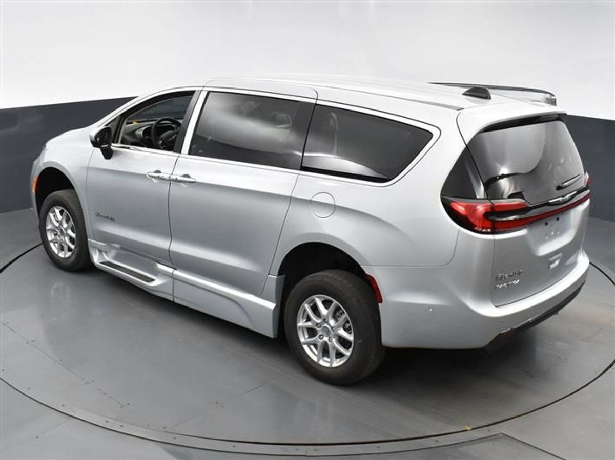 Silver Chrysler Pacifica image number 22