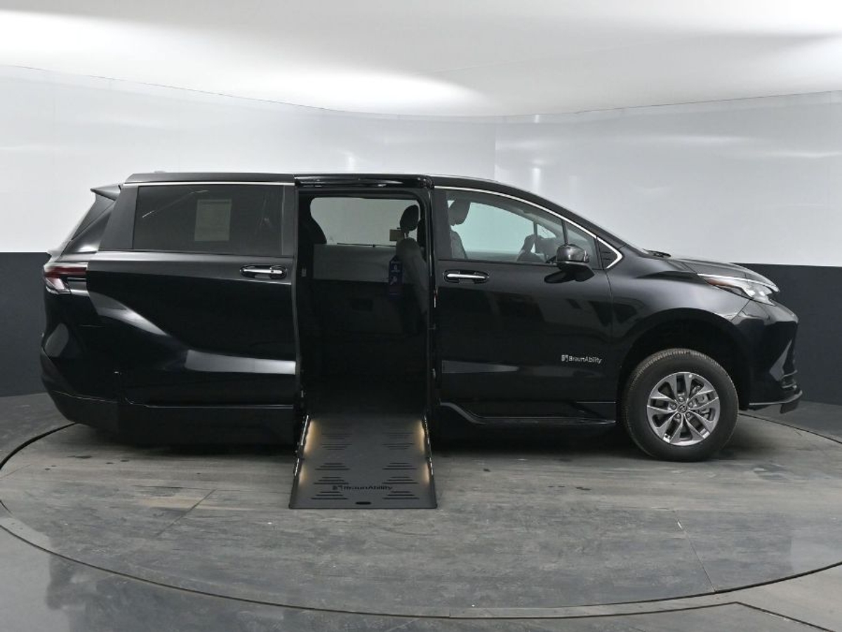 2025 Toyota Sienna XLE's photo