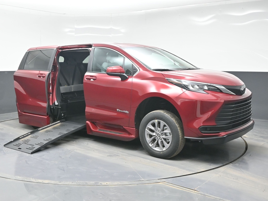 New 2026 Toyota Sienna Hybrid LE - BraunAbility Side Entry Fold Out Automatic Ramp