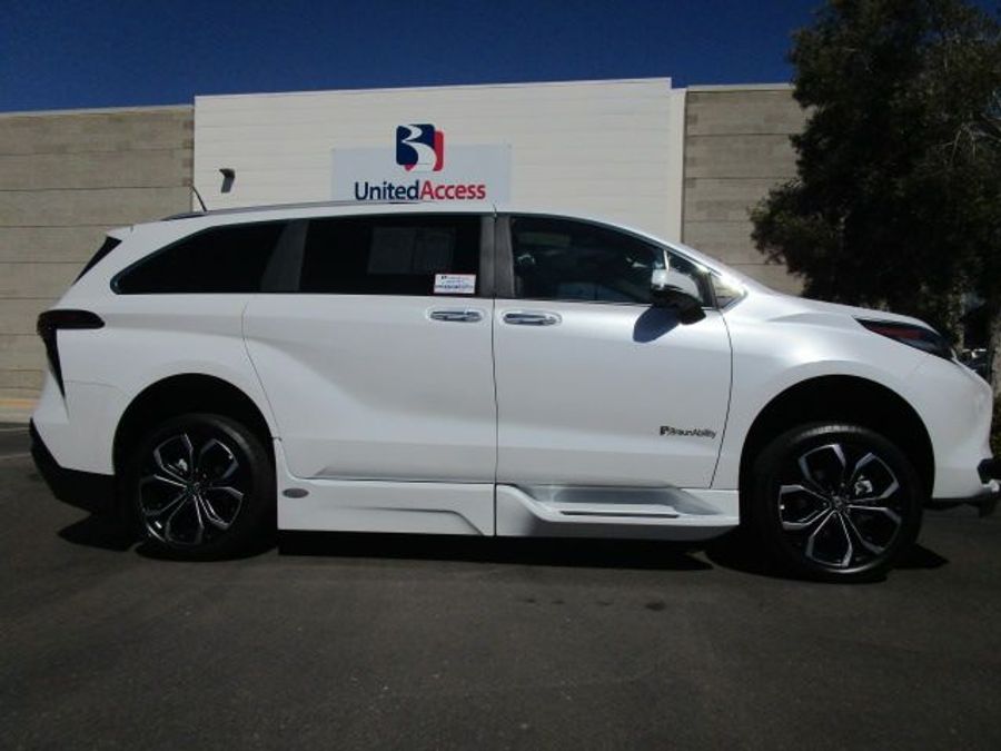 New 2025 Toyota Sienna Hybrid Platinum - BraunAbility Side Entry Entry Fold Out Automatic Ramp