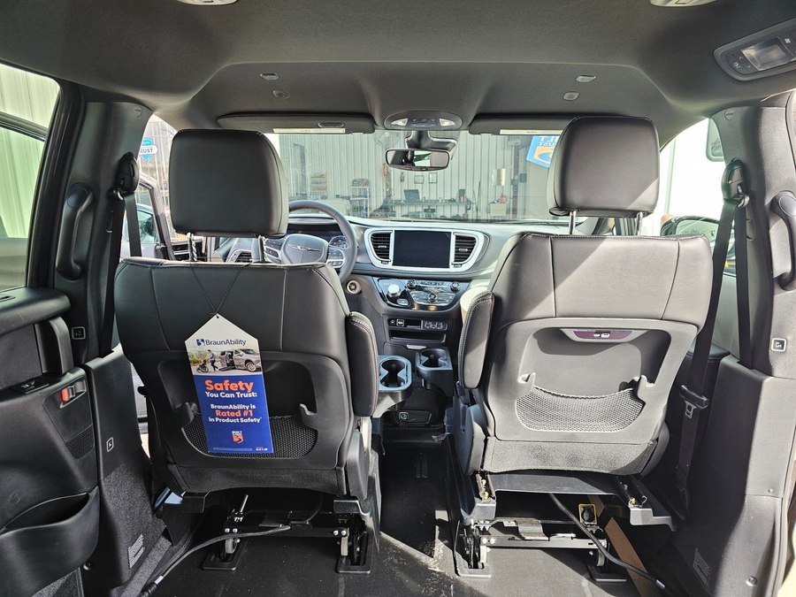 Black Chrysler Pacifica image number 10