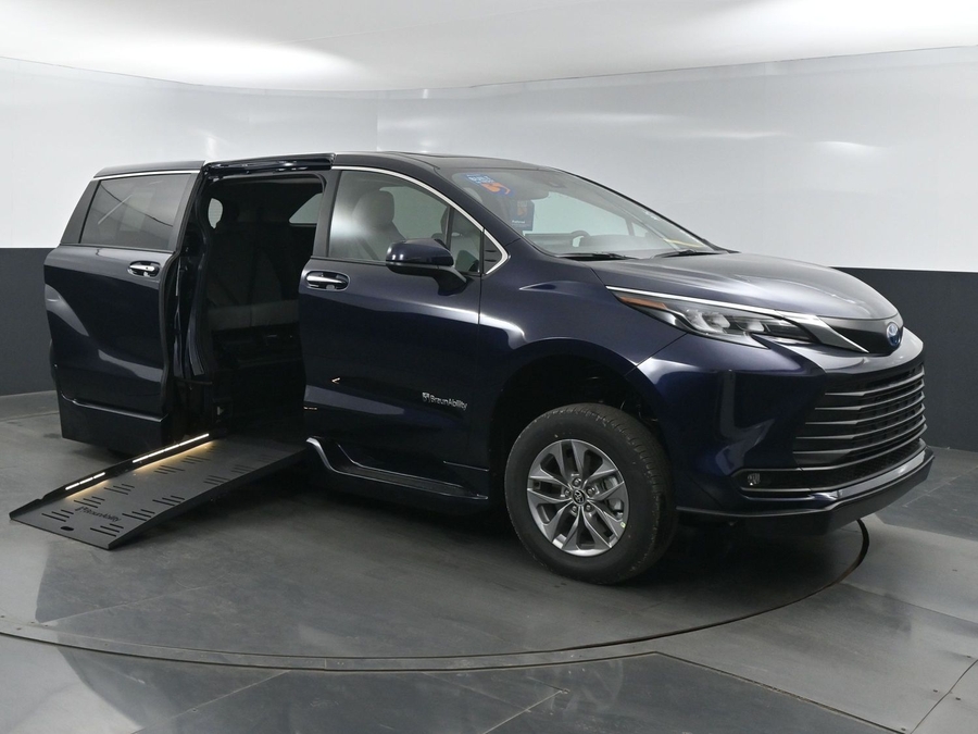 New 2025 Toyota Sienna Hybrid XLE Base - BraunAbility Side Entry Entry Fold Out Automatic Ramp