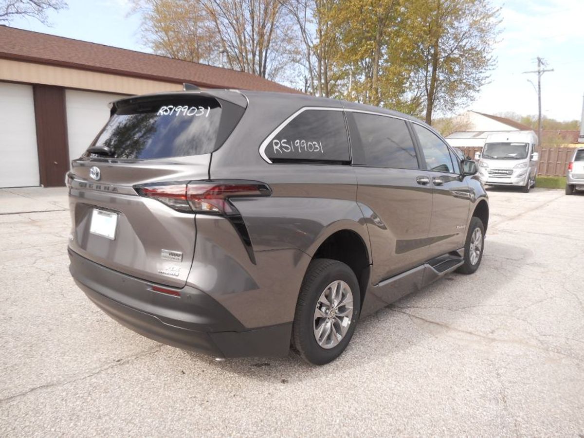 Grey Toyota Sienna image number 8