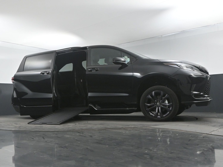 New 2025 Toyota Sienna Hybrid XSE Sport - BraunAbility Side Entry Entry In Floor Automatic Ramp