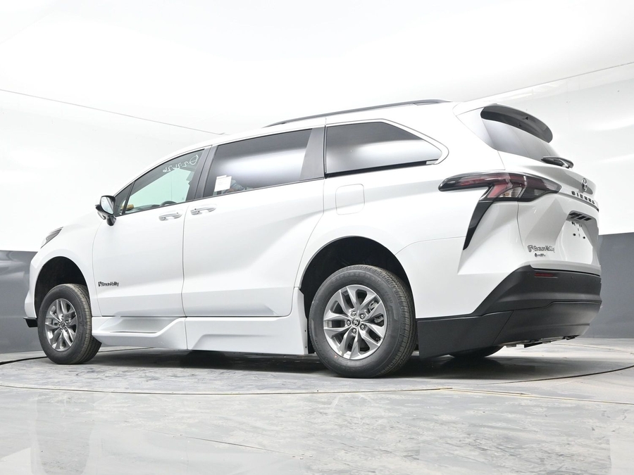 New 2026 Toyota Sienna Hybrid XLE Add - BraunAbility Side Entry Entry Fold Out Automatic Ramp