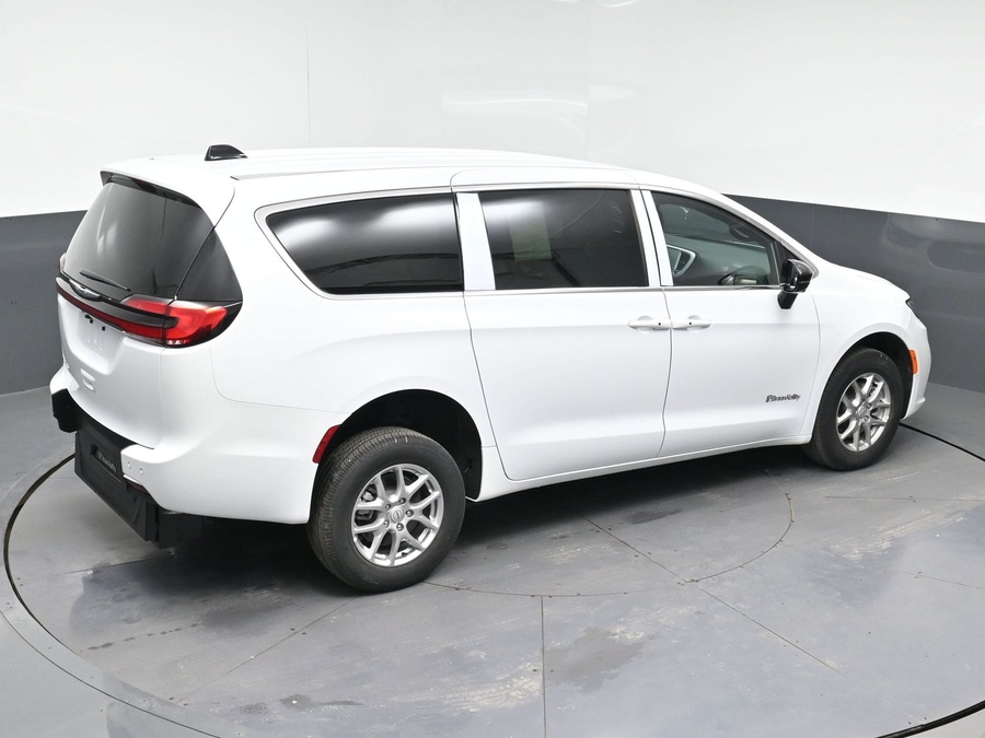White Chrysler Pacifica image number 24