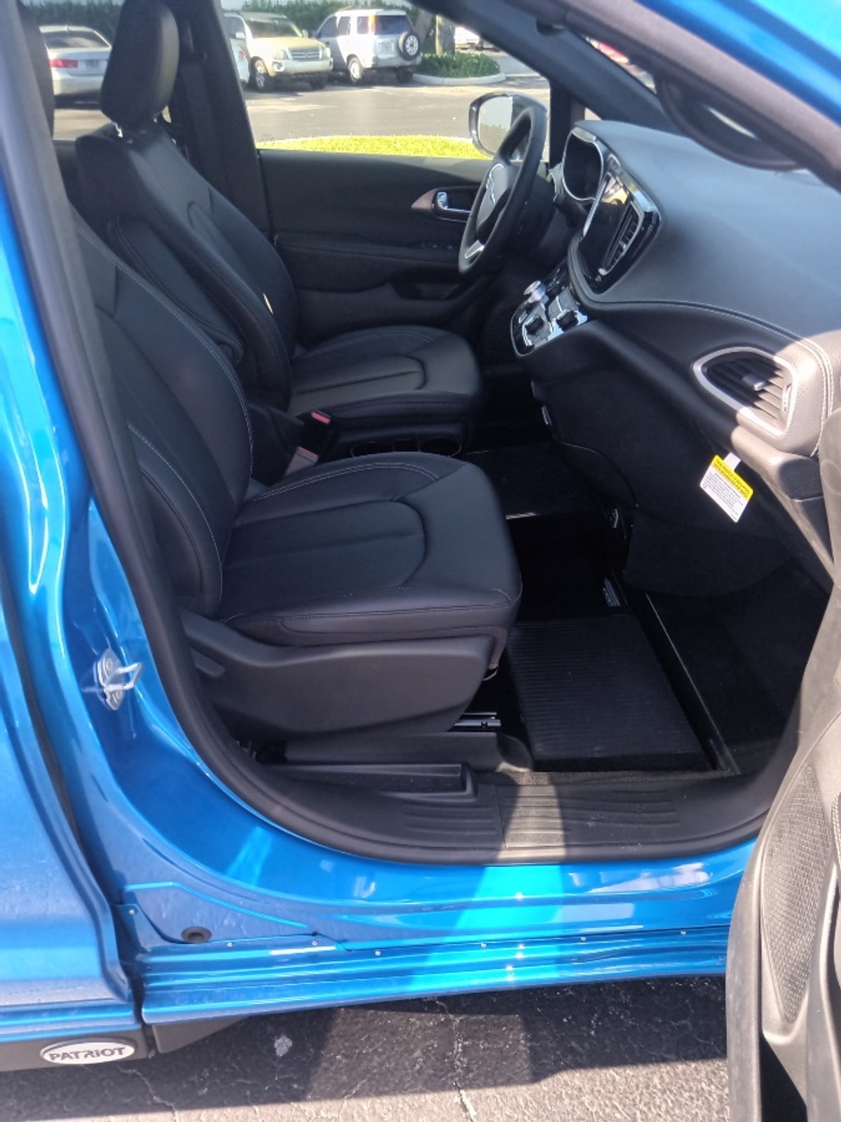 Blue Chrysler Pacifica image number 15