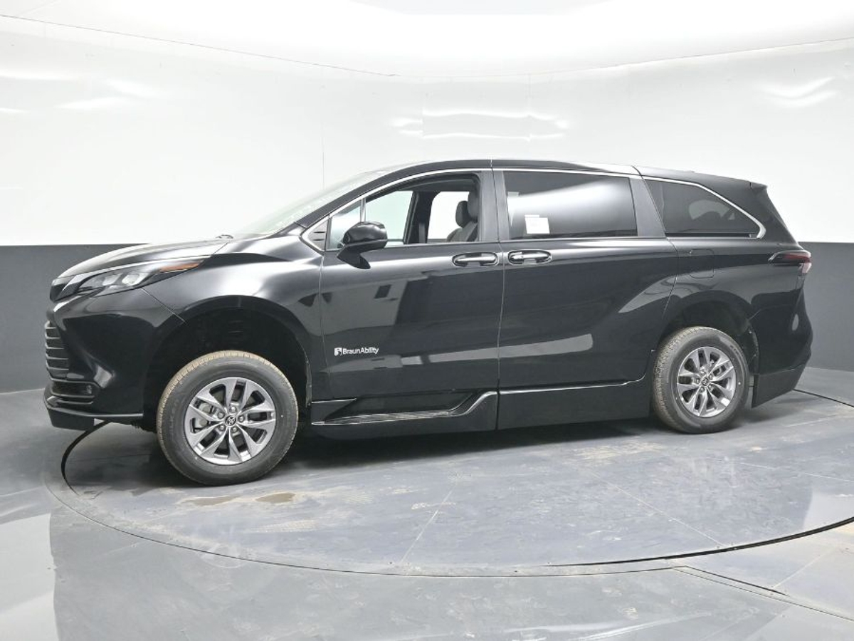 Black Toyota Sienna image number 2