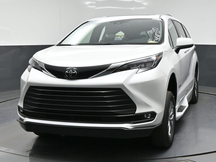 White Toyota Sienna image number 17