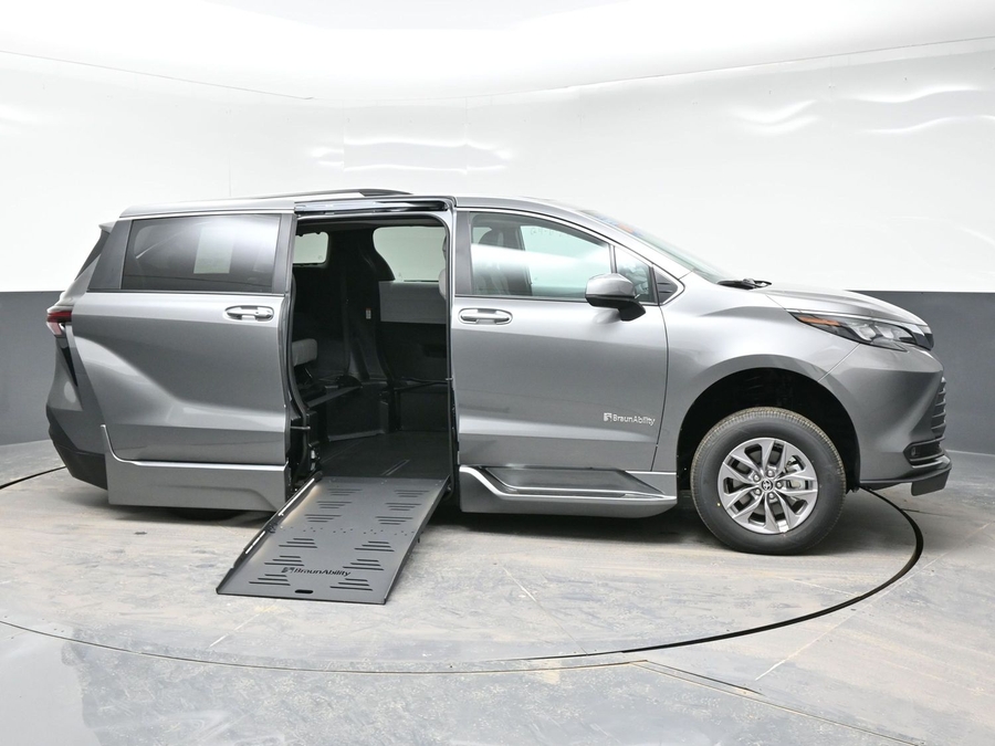 Grey Toyota Sienna image number 7
