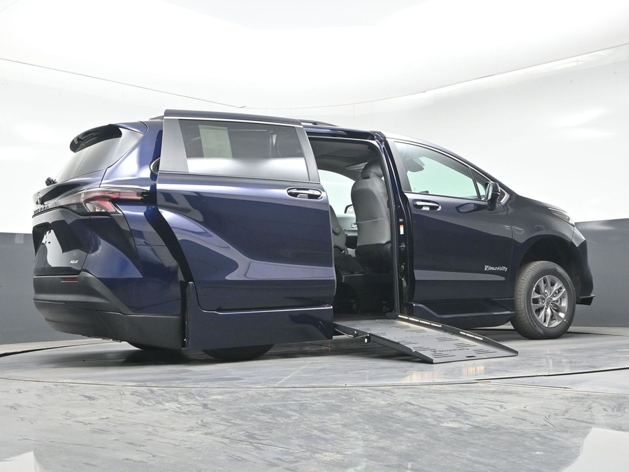 New 2026 Toyota Sienna Hybrid XLE Base - BraunAbility Side Entry Fold Out Automatic Ramp