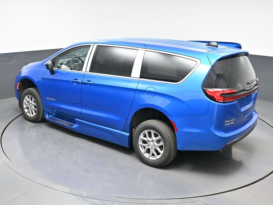 Blue Chrysler Pacifica image number 21
