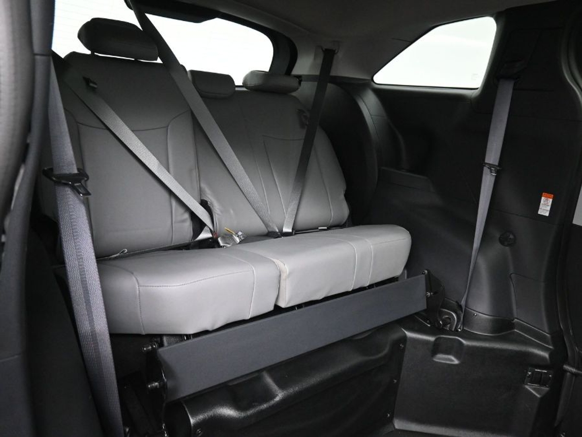 Grey Toyota Sienna image number 7