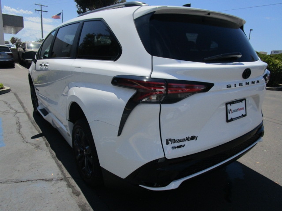 New 2025 Toyota Sienna Hybrid XSE Sport - BraunAbility Side Entry Entry Fold Out Automatic Ramp