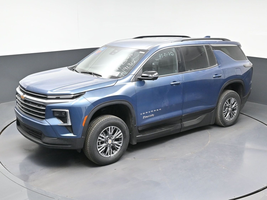 Blue Chevrolet Traverse image number 20