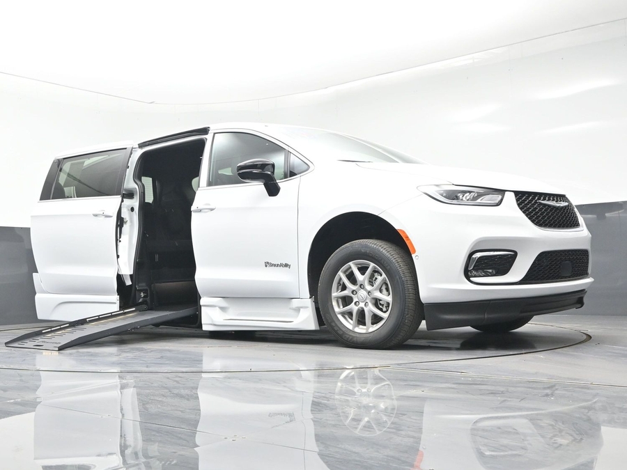 New 2026 Chrysler Pacifica Select Safety - BraunAbility Side Entry Entry Fold Out Automatic Ramp
