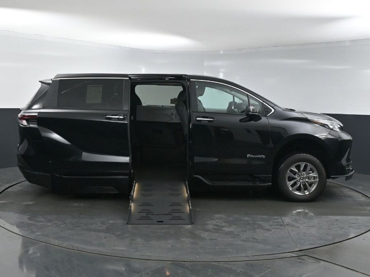 2025 TOYOTA SIENNA - Image 2