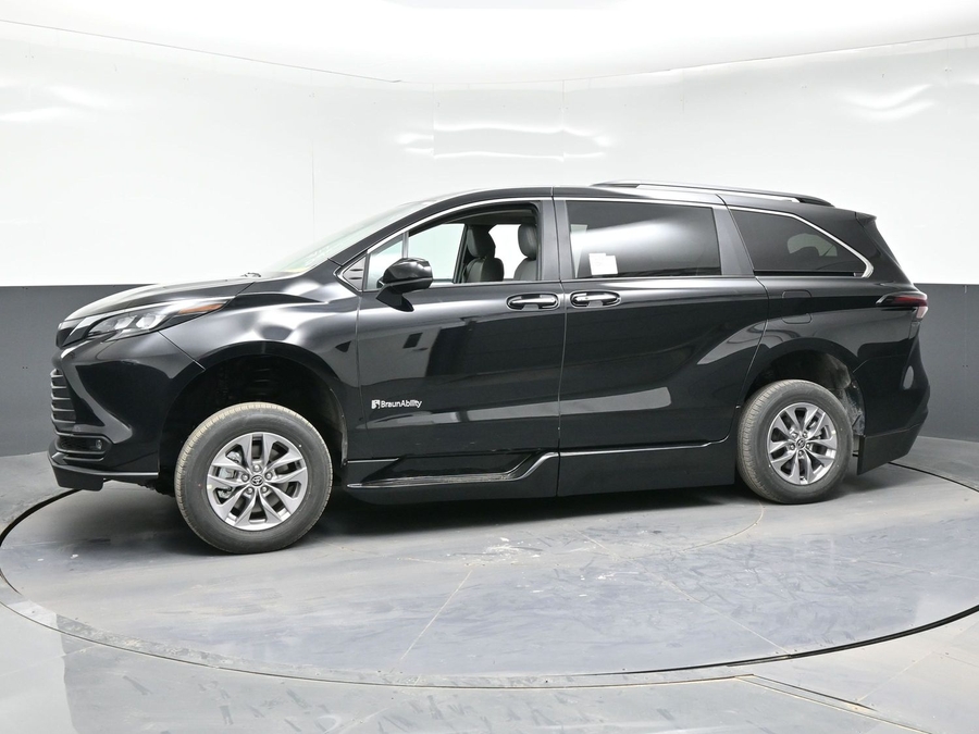 Black Toyota Sienna image number 2