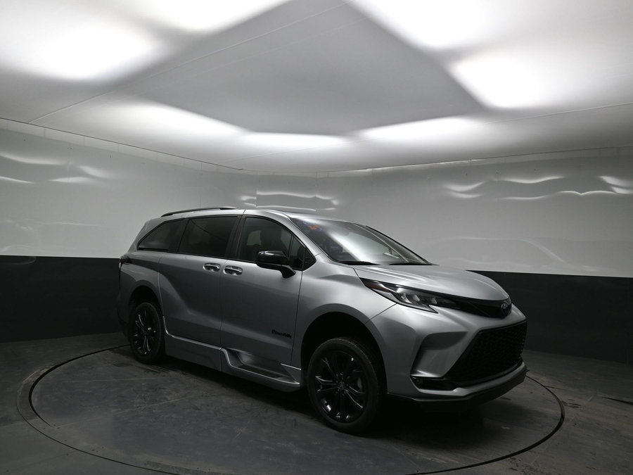 New 2025 Toyota Sienna Hybrid XSE Sport - BraunAbility Side Entry Entry Fold Out Automatic Ramp